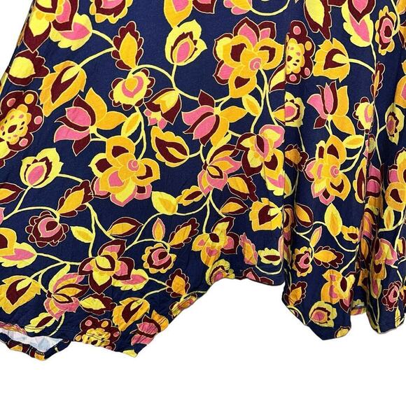 ModCloth V-Neck Shark Tail Hemline Tank Top | Women’s Size Small - Picture 5 of 8